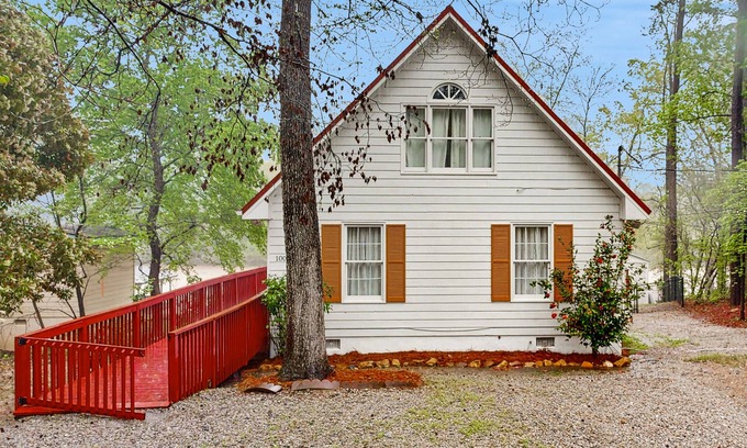 Eatonton House | Dog-friendly Home with Firepit, Deck, & Boathouse