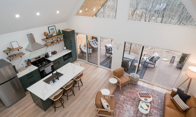 Laurelville Cabin | Dog friendly hot tub + fire pit + shared game room