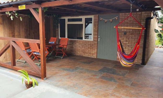 Kessingland Apartment | DOG FRIENDLY little bungalow with patio & private driveway