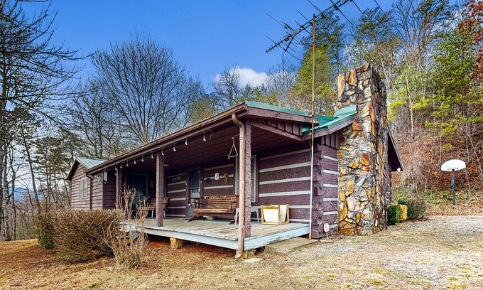Franklin House | Dog-friendly, mountain view cabin w/WiFi, and private W/D