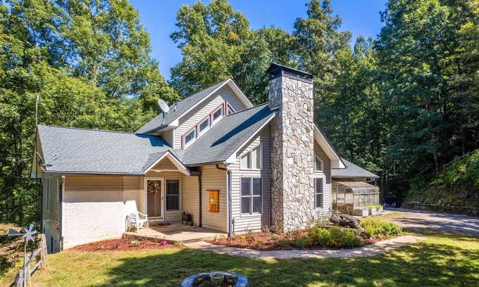 Franklin House | Dog-friendly mountaintop retreat with gorgeous views, games, deck, & fireplace