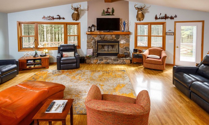 Sturgeon Bay Cabin | Dog-Friendly! Pine Tree Retreat