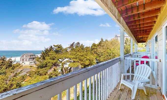 Lincoln City Apartment | Dog-Friendly Studio with Ocean Views & Free WiFi - Close to Beach Access
