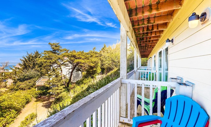 Lincoln City Apartment | Dog-Friendly Studio with Ocean Views and Balcony - Close to the Beach