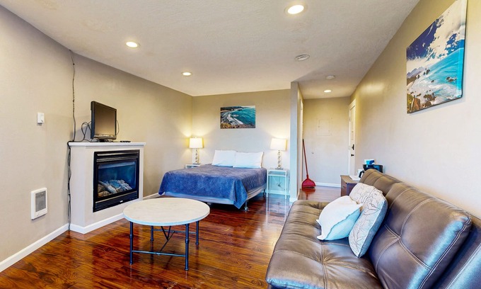 Lincoln City Apartment | Dog-Friendly Studio with Private Balcony - Miles of Beach just Steps Away