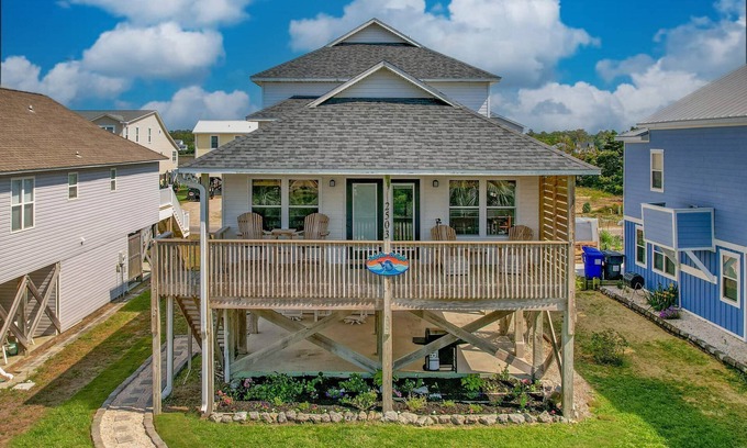 Long Beach House | Dog Friendly, Wonderful Ocean Views, 1 block from Beach.
