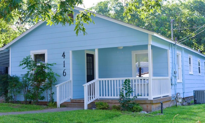 Fredericksburg House | Dogologie Haus 416 - No Smoking, no pet fee, 3 blocks from Main St