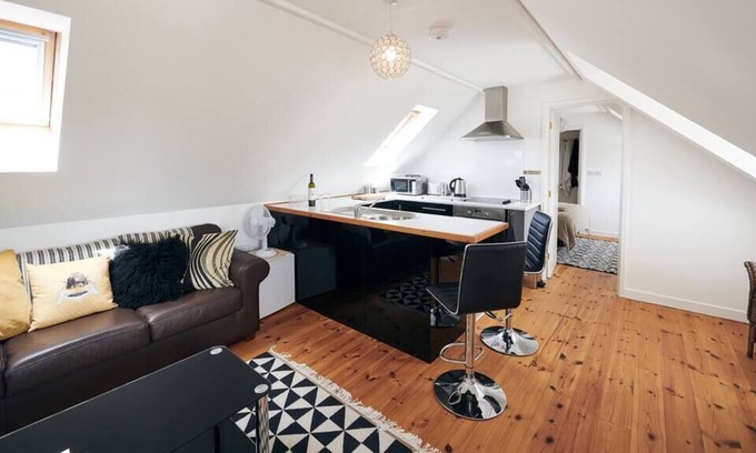 Llanybri Apartment | Dolau Taf Annexe , Delightful & Modern Annexe - 10 Mins From Beach