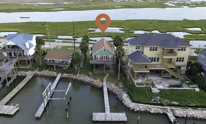 Sportsman Road House | Dolce Villa- Fisherman`s Paradise, bayfront/private pier