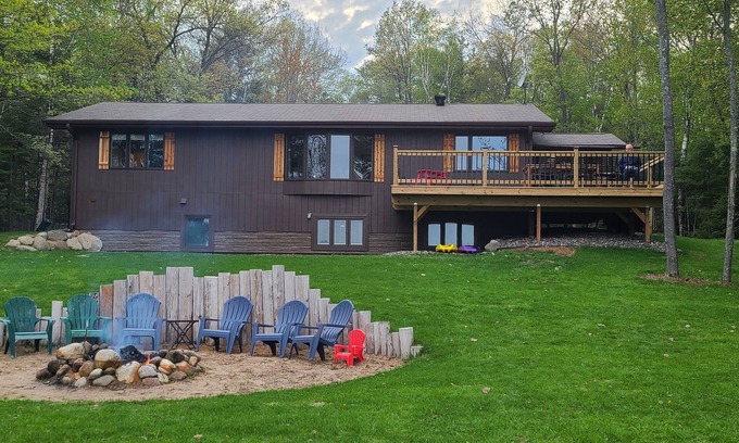 Eagle River House | Dollar Lake Oasis, Near Downtown and the Chain, Fire Pit, Sandy Beach, W&D, WiFi