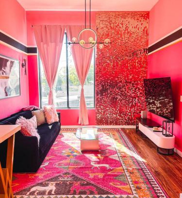 North Nashville House | Dolly's Glam Getaway - Glittering Gem Near Broadway