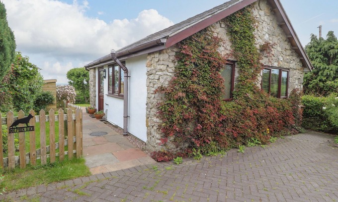 Dolphin Cottage | DOLPHIN BACH, pet friendly, with open fire in Dolphin