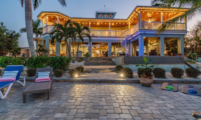Sarasota House | Dolphin Cove - Waterfront Family Oasis Near Siesta Key Beach - Pool Home 2.7mi to Beach