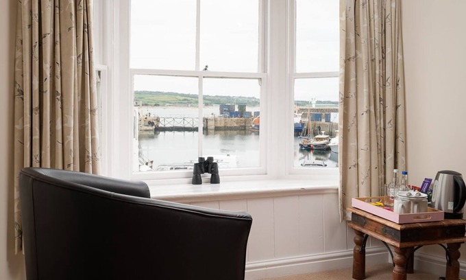 Chysauster Hotel | Dolphin Tavern