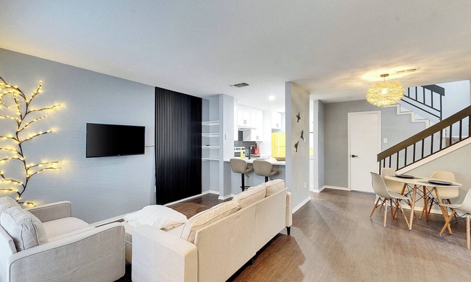 North Austin Civic Association House | Domain District Getaway Luxe & Poolside/12 min to Downtown