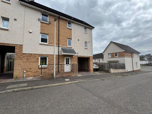 Glenisla House | DONALD'S Townhouse - INVOICE and REDUCED PRICE only via ORION SHORT STAYS DUNDEE, 4 Room, 3 bath, Ring Road Access, Fully Equipped, Free Parking - Freshly Renovated