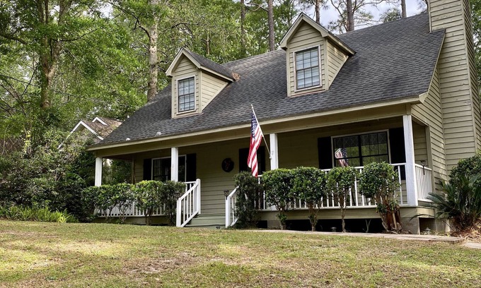 Daphne House | Donna’s Charm: 3 bedroom/king suite/pools/golf