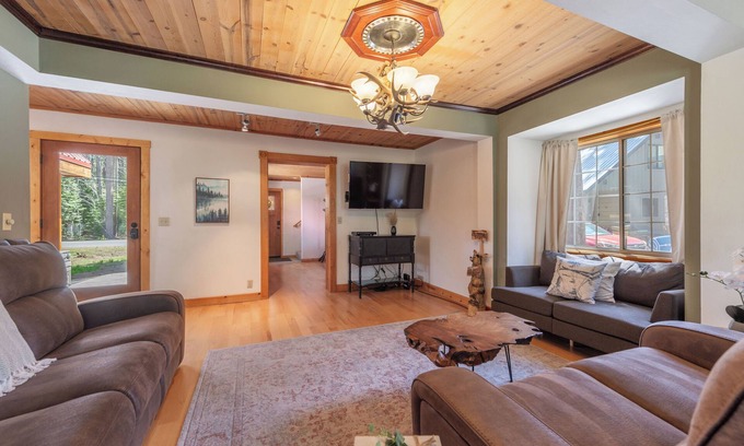Truckee House | Donner Lake Getaway5-bedroom, 3-bathroom home perfect for up to 10 guests