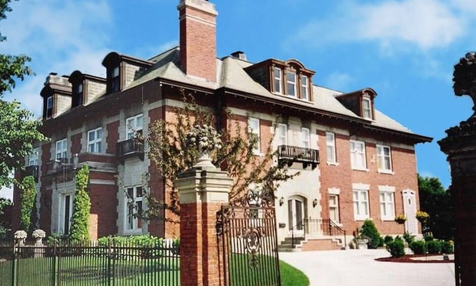 Sheboygan House | Don’t be a turkey – Celebrate Thanksgiving with family all under one roof.