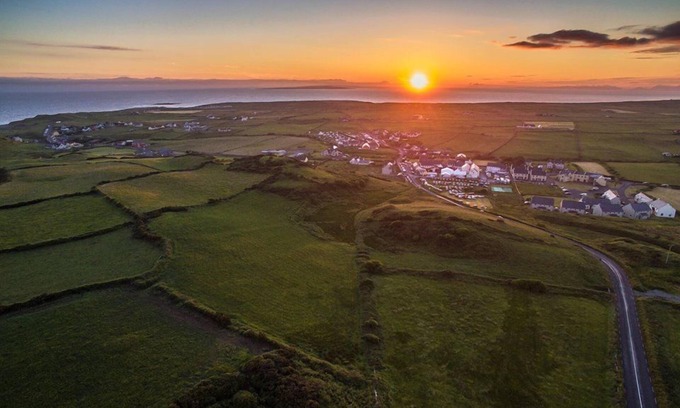 Doolin Cottage | Doolin Village L08 - a two story that sleeps 6 guests in 3 bedrooms