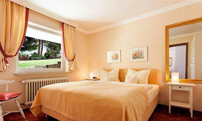 Aschach Apartment | Doppelzimmer mit sep. Wohnteil, Balkon/Terrasse, Bad oder Dusche/WC, Haupthaus