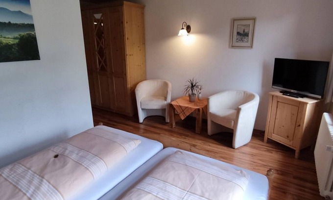 Klingenthal Bed & Breakfast | Doppelzimmer , Dusche, WC - Berggasthaus Schöne Aussicht