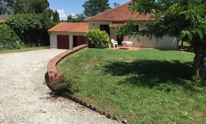 Cales Cottage | Dordogne Getaway: Riverside House with Private Parking