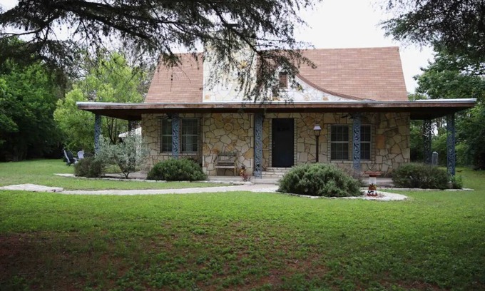 Kerrville Cottage | Dos Pinos Riverside Cottage near DT Kerrville