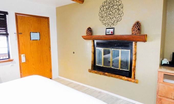 Crestline House | Double Bed Hotel Room