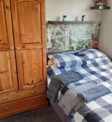 Poole House | Double bedroom sleeps 1 or 2 with back garden view