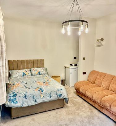 Huddersfield Apartment | Double Deluxe Centre Apartment- Free Parking - Self Check-In - Cctv