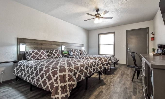 La Cygne Apartment | Double Queen Hotel Room