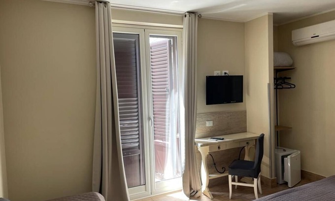 Corso dei Mille - Sant'Erasmo House | Double room, bright with a view of Palermo central station (3)