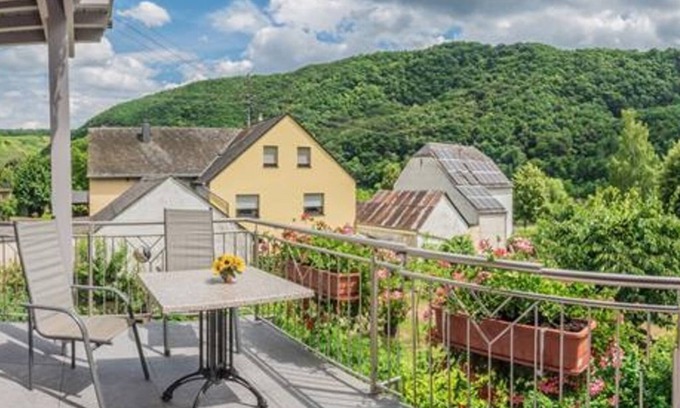 Minheim Apartment | Double room "Burglay" with balcony - apartment/guest house Kreuz-Bauer