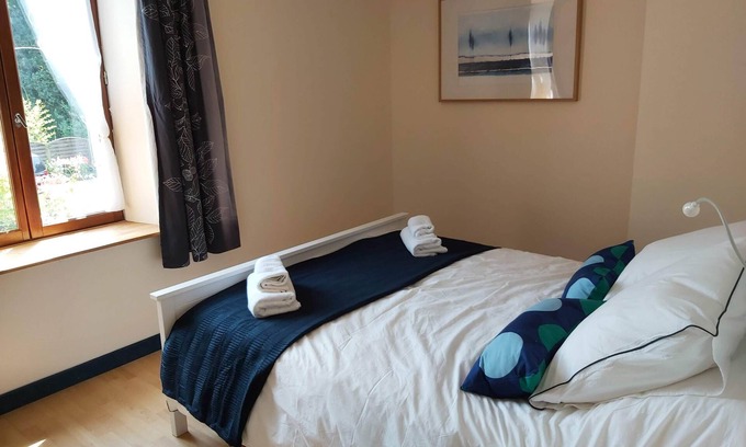Les Champs-Geraux House | Double room-Queen-Shared Bathroom-Courtyard view