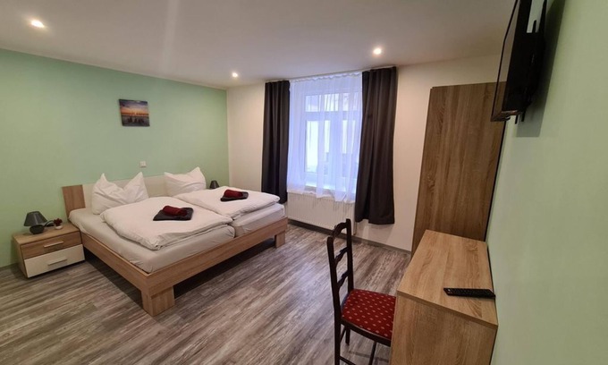 Plauen Bed & Breakfast | Double room, shower, WC, comfort, extra bed possible. - Pension Anno1866