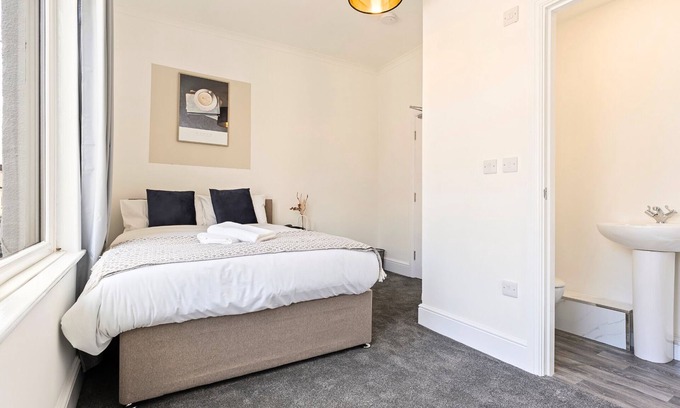 Redcar Bed & Breakfast | Double Room w/Ensuite | Perfect for Contractors