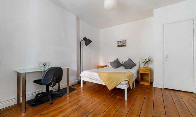 Clifton House | Double Room with Shared Bathroom