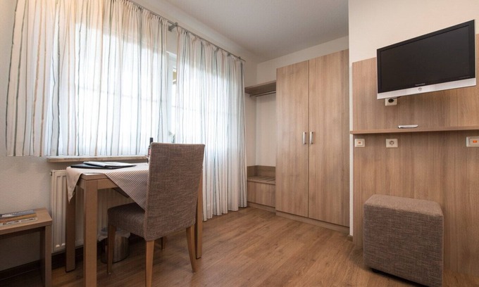 Opfingen Apartment | Double room with shower/WC and terrace