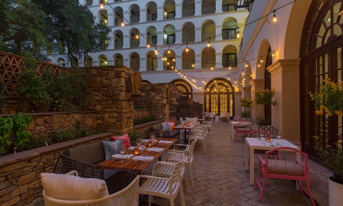 St. Johns Hotel | DoubleTree by Hilton Austin