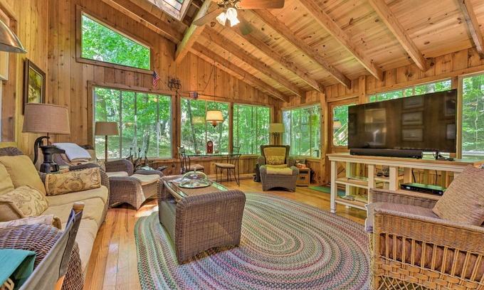 Douglas Cottage | Douglas 'Whispering Winds' Cottage w/Beach!