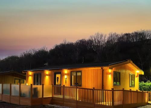 Saddleworth House | Dovestone Luxury Lodges sleeps 4 - pets welcome