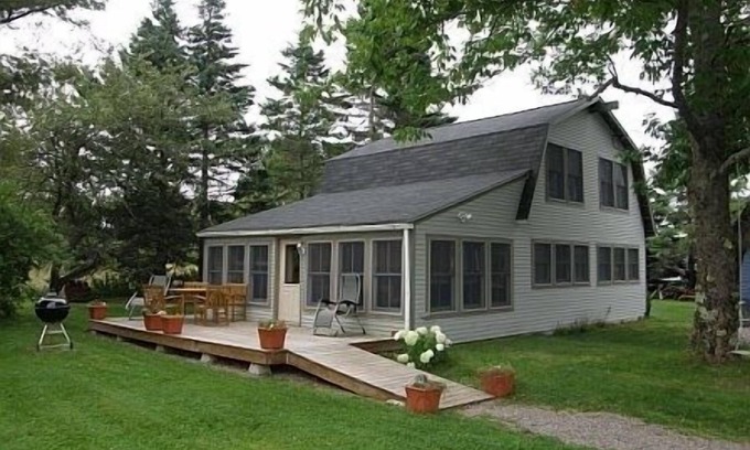Winter Harbor Cottage | Down East Maine modern, well equipped cottage in heart of coastal Winter Harbor