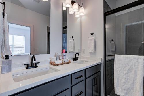 Indianapolis House | Downtown 1 mi Sleeps 6 wRooftop 3BR 4BED New built Modern Stylish Luxury