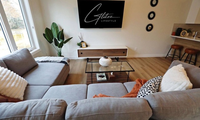 North Central Edmonton House | Downtown 3 Queen Beds|A/C|Double Garage|Disney+