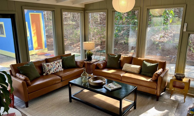Oxford House | Downtown and Charming!