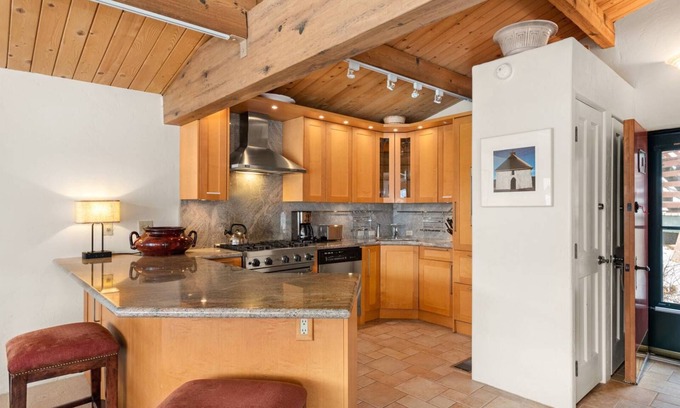 Aspen Condo | Downtown Aspen | 2 Bedroom | Walk to Lift
