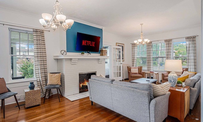 Glen Iris House | Downtown Comfort Hub | 5-Bedroom Retreat for Family & Friends