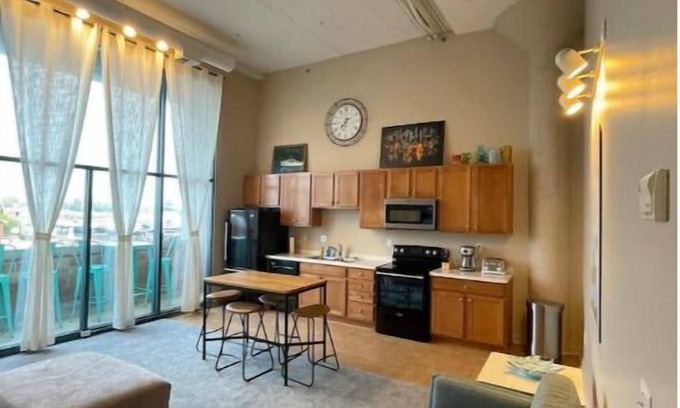 Sandusky House | Downtown Condo with Pool View
