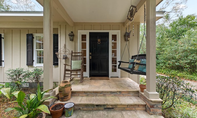 Fairhope House | Downtown Fairhope Cottage just minutes from shops, restaurants, & bay